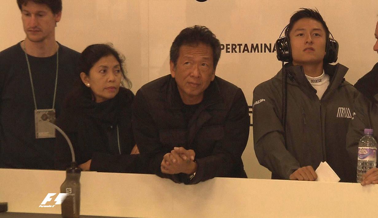 Rio Haryanto bersama orang tuanya, Sinyo Haryanto dan Indah Pennywati, di paddock Manor Racing jelang tes pramusim di Sirkuit Catalunya, Barcelona, Spanyol, Kamis (24/2/2016). (Bola.com/Twitter)