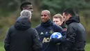 Gelandang Manchester United, Ashley Young berbincang dengan pelatih Jose Mourinho saat sesi latihan tim di Carrington di Manchester, Inggris (6/11). MU akan bertanding melawan wakil Italia, Juventus pada grup H Liga Champions. (AFP Photo/Paul Ellis)