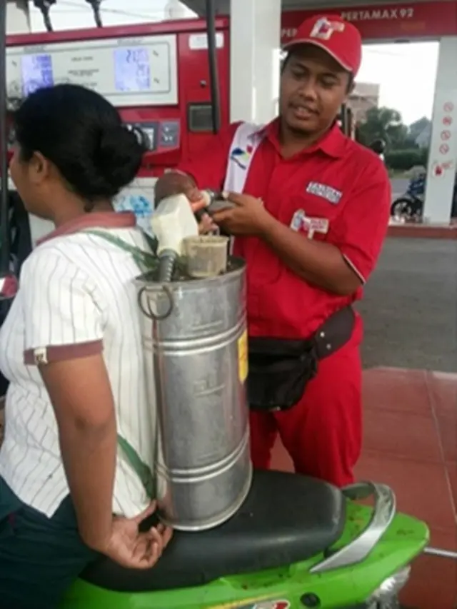 Wadah Nyeleneh Saat Isi Bensin di SPBU Ini Kocak Abis, Cuma Di Indonesia