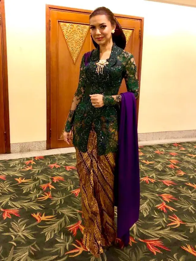 5 Gaya Najwa Shihab Kenakan Kebaya, Tetap Modis