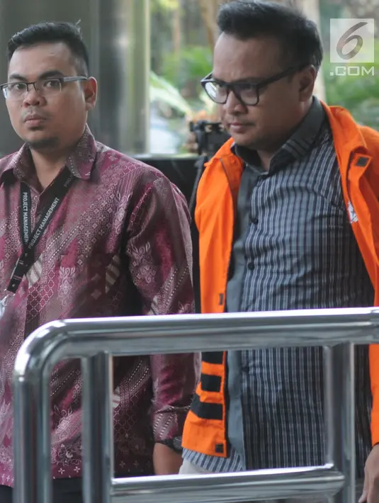 Mantan Direktur PT Murakabi Sejahtera, Irvanto Hendra Pambudi berjalan memasuki gedung KPK, Jakarta, Jumat (6/4). Keponakan Setya Novanto itu diperiksa untuk melengkapi berkas kasus dugaan korupsi proyek E-KTP. (Merdeka.com/Dwi Narwoko)