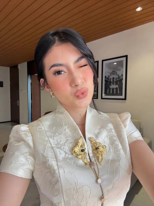 Model Kebaya Peplum Inka Andestha saat Hadiri Wisuda Pratama Arhan