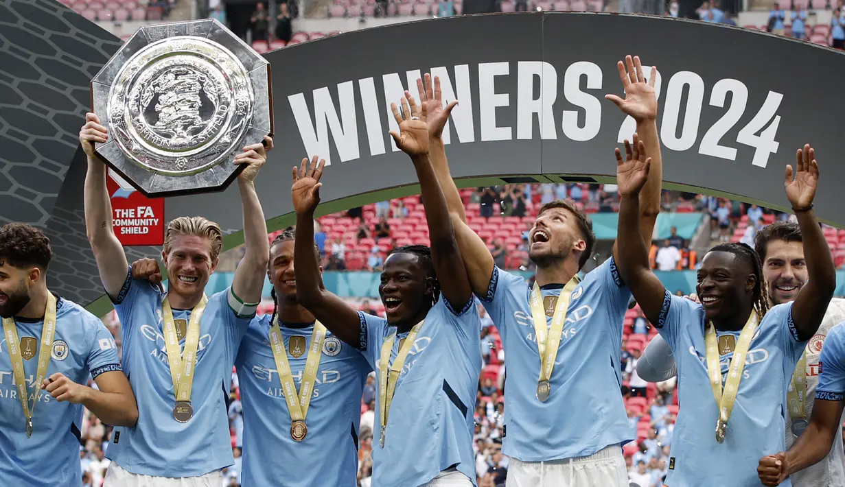 Selebrasi para pemain Manchester City, Kevin De Bruyne (kedua kiri) dkk merayakan gelar juara Community Shield 2024 setelah mengalahkan Manchester United melalui adu penalti 7-6 (1-1) di Wembley Stadium, London, Sabtu (10/8/2024). (AP Photo/David Cliff)