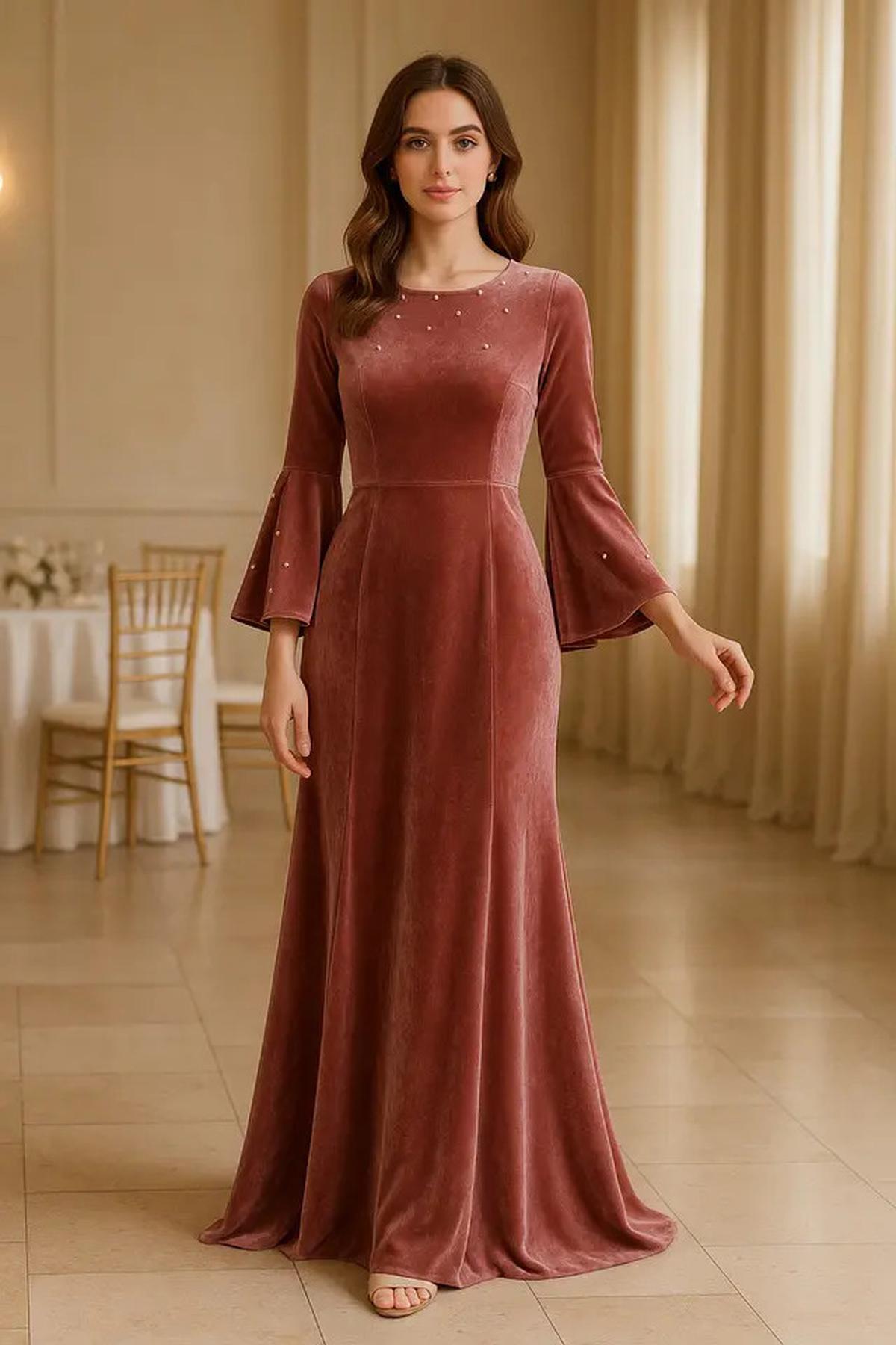8 Inspirasi Long Dress Lengan Flare Bahan Velvet, Mewah dan Stylish