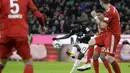 Pemain RB Leipzig, Bruma, melepaskan tendangan saat melawan Bayern Munich pada laga Bundesliga di Allianz Arena, Kamis (20/12). Bayern Munich menang 1-0 atas RB Leipzig. (AP/Matthias Schrader)