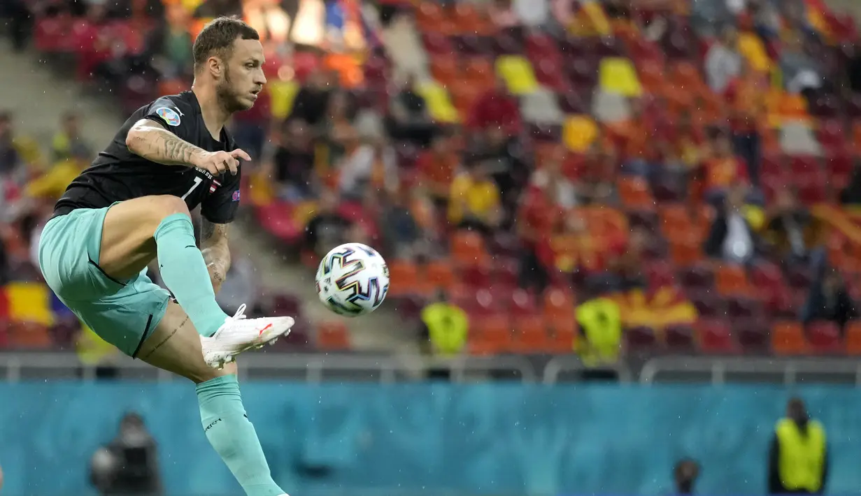 Pihak UEFA tetap akan menyeldiki kasus ini. Dalam aturan tertulis, UEFA akan memberlakukan minimal larangan 10 pertandingan untuk perilaku rasis. Jika terbukti, Arnautovic akan dilarang berlaga hingga Euro 2020 berakhir. (Foto: AP/Pool/Vadim Ghirda)