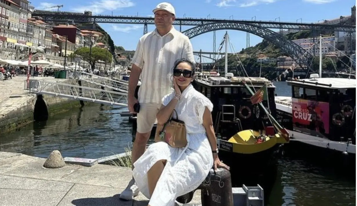 Mengenakan chunky sneakers dan kacamata hitam besar, membuat tampilannya semakin penuh pernyataan. [Foto: Instagram/ Krisdayanti]