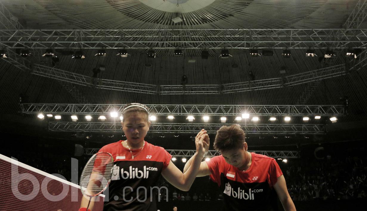 Pasangan Indonesia, Greysia Polii/Apriani Rahayu, berhadapan dengan pasangan Korea, Chae Yoo Jung/Kim So Yeung di Indonesia Open 2017 di JCC, Rabu (14/6/2017). Indonesia menang 12-21, 25-23, dan 21-14. (Bola.com/M Iqbal Ichsan)