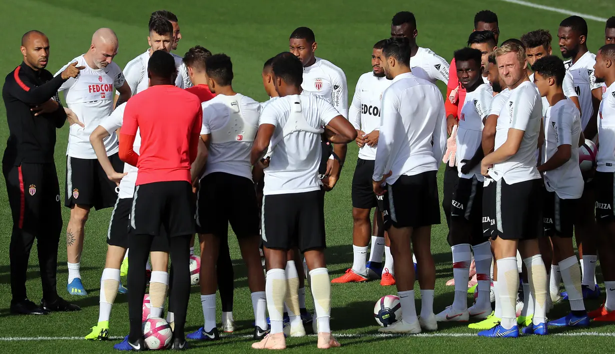 Pelatih baru AS Monaco, Thierry Henry berbincang dengan para pemainnya selama sesi pelatihan di La Turbie, dekat Monaco, Prancis (18/10). Eks pemain Arsenal ini dikontrak Monaco sampa 2021. (AFP Photo/Valery Hache)