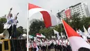 Serikat Pekerja Pertamina berorasi dalam aksi damai di depan Istana, Jakarta, Selasa (19/2).  Mereka mengklarifikasi harga avtur PT Pertamina (Persero) sudah kompetitif sehingga bukan biang keladi mahalnya tiket pesawat. (Liputan6.com/Angga Yuniar)