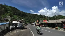 Sejumlah pengendara motor melewati jalan yang sepi di kawasan Puncak, Bogor (29/03). Sebelumnya, tebing penyangga Jalan Nasional di kawasan Puncak Pass, Ciloto Cianjur longsor sedalam 40 meter. (Merdeka.com/Arie Basuki)