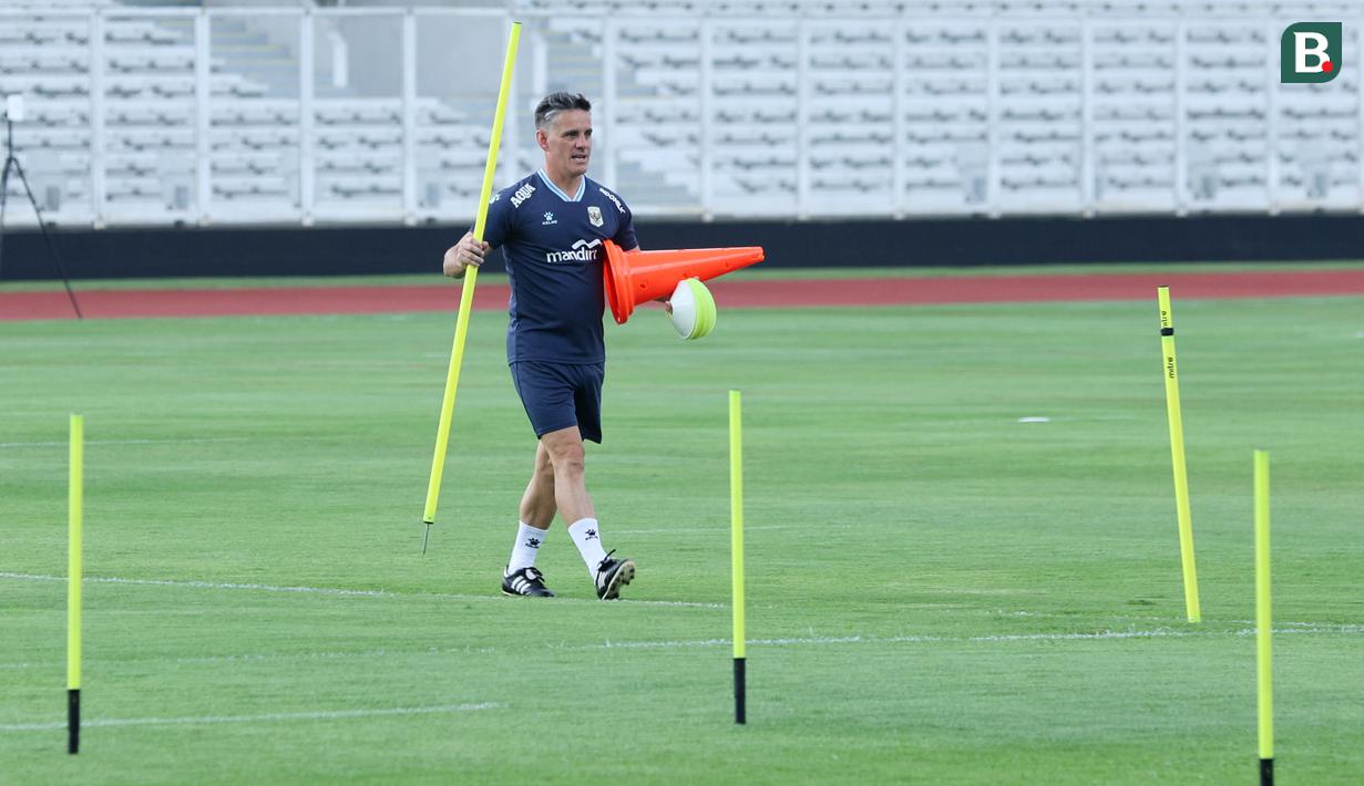 Pelatih Timnas Indonesia, John Herdman, tampak sibuk menyiapkan perlengkapan sebelum latihan perdana di Stadion Madya, GBK, Jakarta, Selasa (24/3/2026). (Bola.com/M. Iqbal Ichsan)