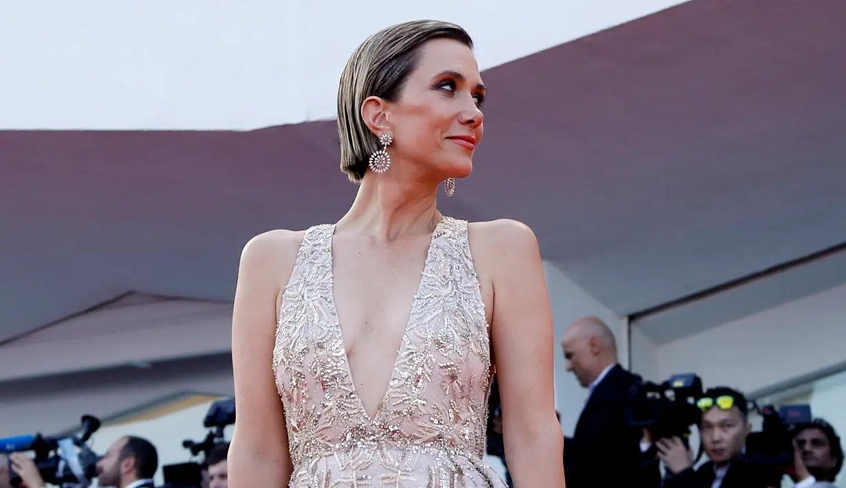 Aktris AS Kristen Wiig berpose di karpet merah saat tiba menghadiri pemutaran film "Downsizing" selama festival Film Venice ke-74 di Venezia, Italia (30/8). Festival film Venice tersebut digelar hingga 9 September. (AP Photo / Domenico Stinellis)