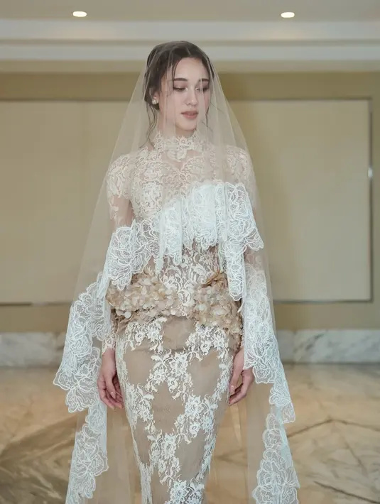 Dipulas MUA Ochi Pramita, Yasmin Napper tampil cantik dengan soft glam makeup bernuansa warm. Memperlihatkan tampilan kulit glowing dan flawless untuk seorang pengantin perempuan [@yasminnapper]