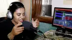 Ibtisem Miled, seorang penyandang tunanetra, melakukan siaran di ML Radio, stasiun radio bagi penyandang disabilitas, di Tunis, Tunisia, 4 Oktober 2016. Kekurangan tak membuat wanita 23 tahun ini pantang menyerah dalam berkarya. (REUTERS/Zoubeir Souissi)
