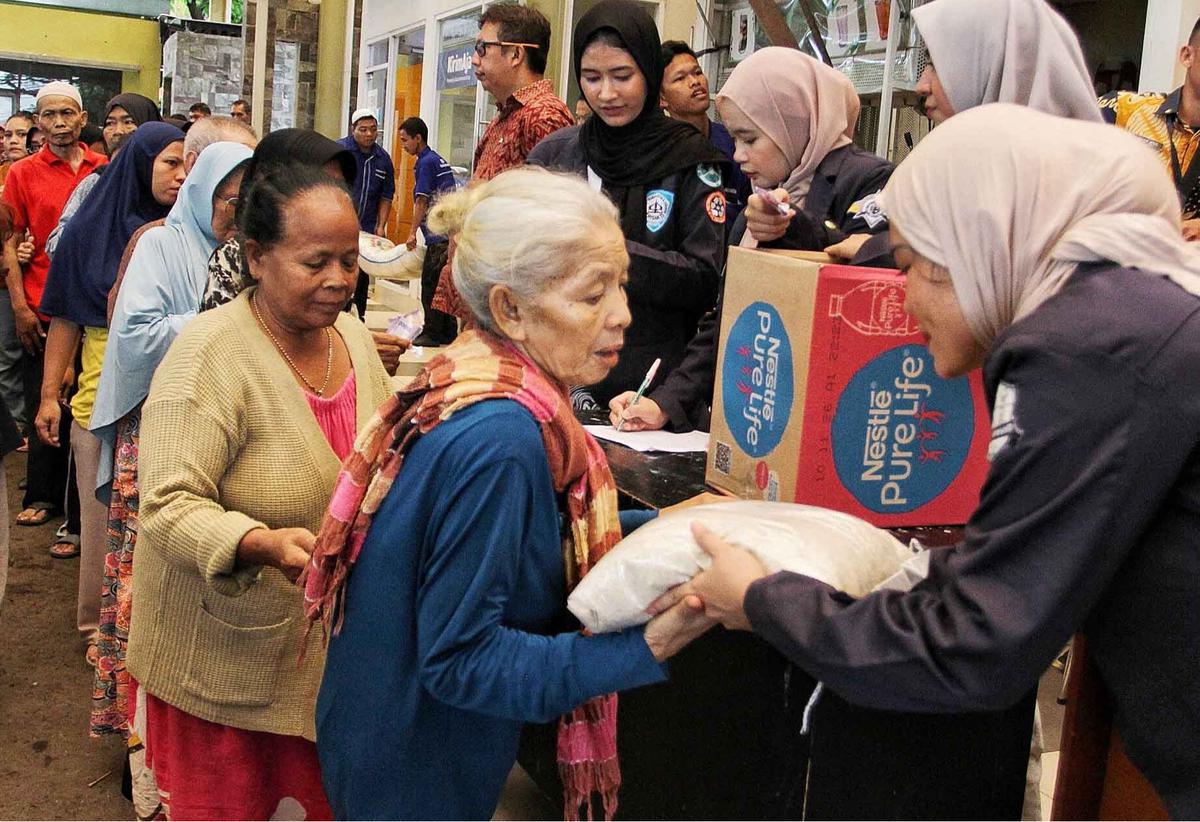 Ratusan Warga Antri Beras Murah Saat Aksi Sosial Mahasiswa di Jakarta
