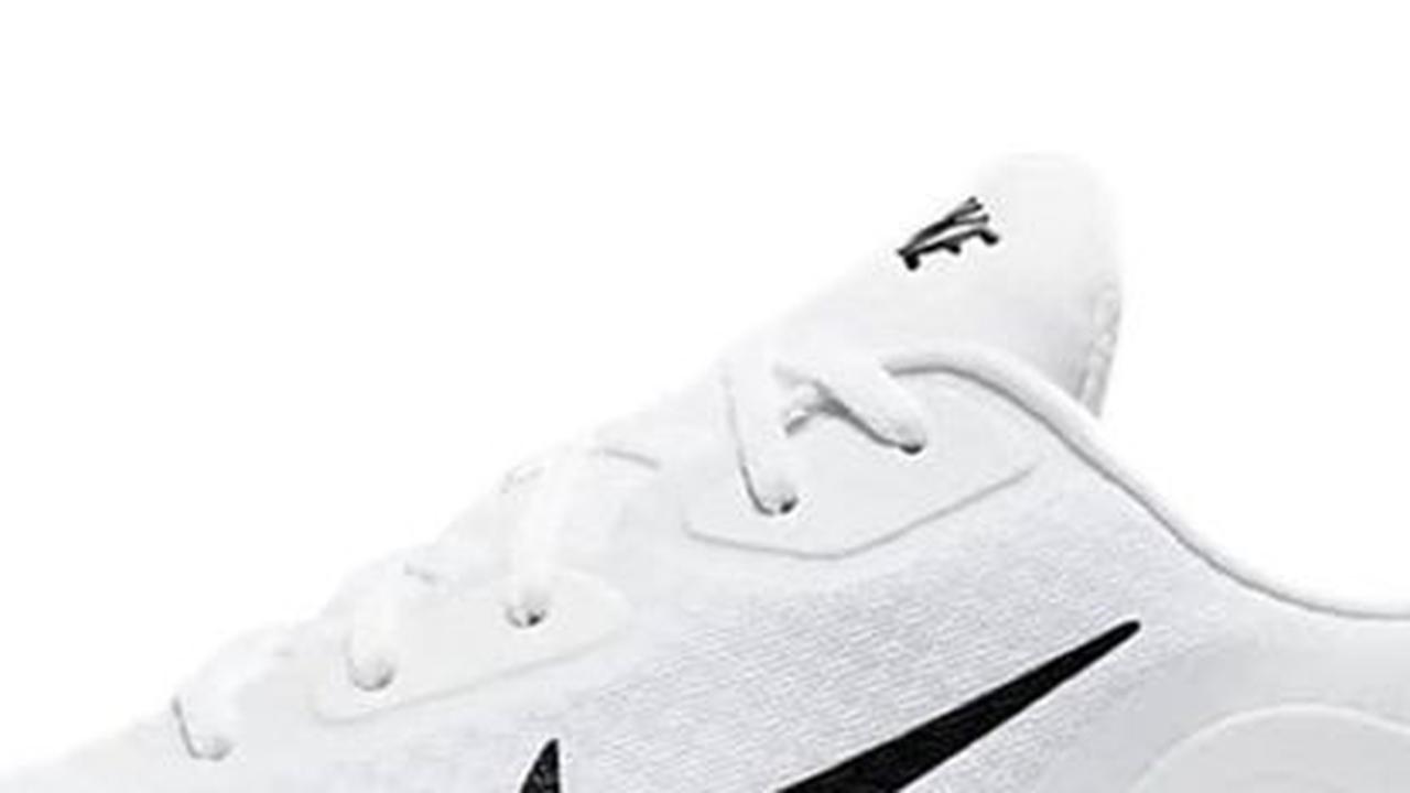 <b>Pilih Sneakers dari Brand Luar Negeri</b>