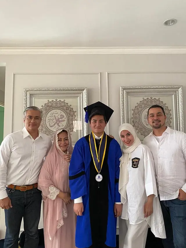 7 Momen Adjie Pangestu dan Annisa Trihapsari Kompak Hadiri Wisuda Anak