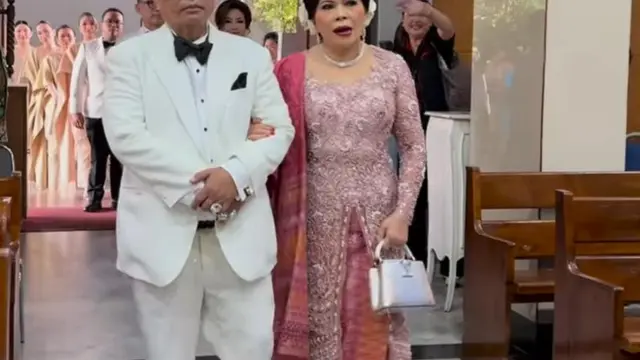Pernikahan Frank Hutapea dan Winona Delany (credit: https://www.instagram.com/hotmanparisofficial/).