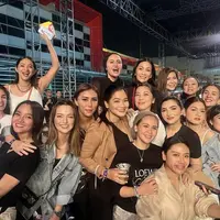 Gaya Outfit Santai Sederet Artis Hadir di Konser Sheila On 7, credit: (@titi_kamall)