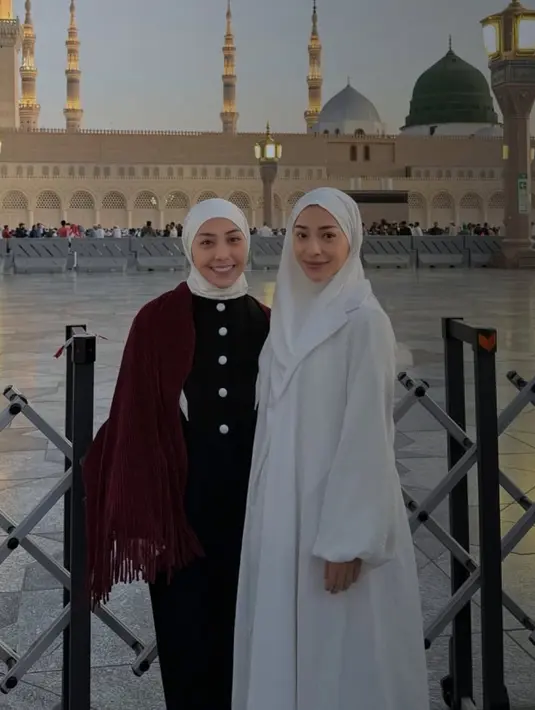 Winona mengenakan kerudung putih dipadukan abaya hitam berkancing putih serta membawa syal maroon. Sedangkan Nikita mengenakan kerudung dan abaya putih. [@nikitawillyofficial94]