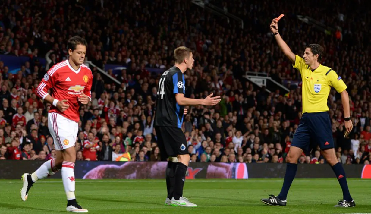 Pemain Club Brugge, Brandon Mechele, mendapat kartu merah setelah menerima kartu kuning kedua. (AFP Photo/Oli Scarff)
