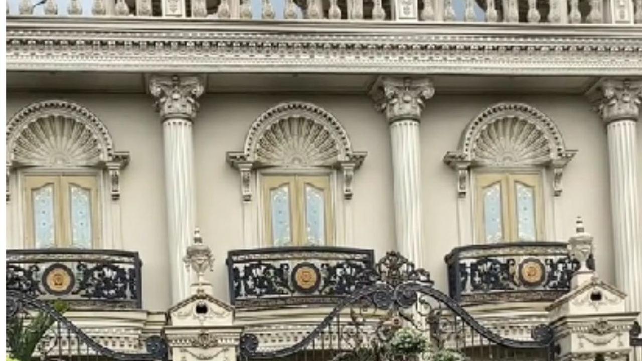 Rumahnya Bak Istana Klasik Megah, Intip Profil Keluarga Crazy Rich Sidoarjo yang Dikenal Dermawan