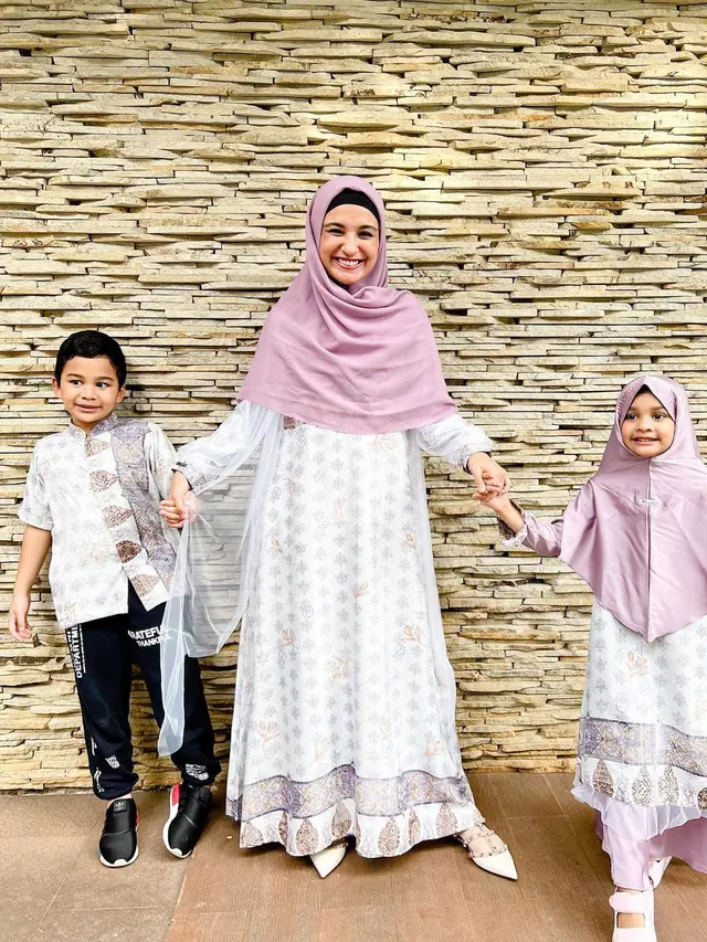 Anak Artis Memutuskan Berhijab