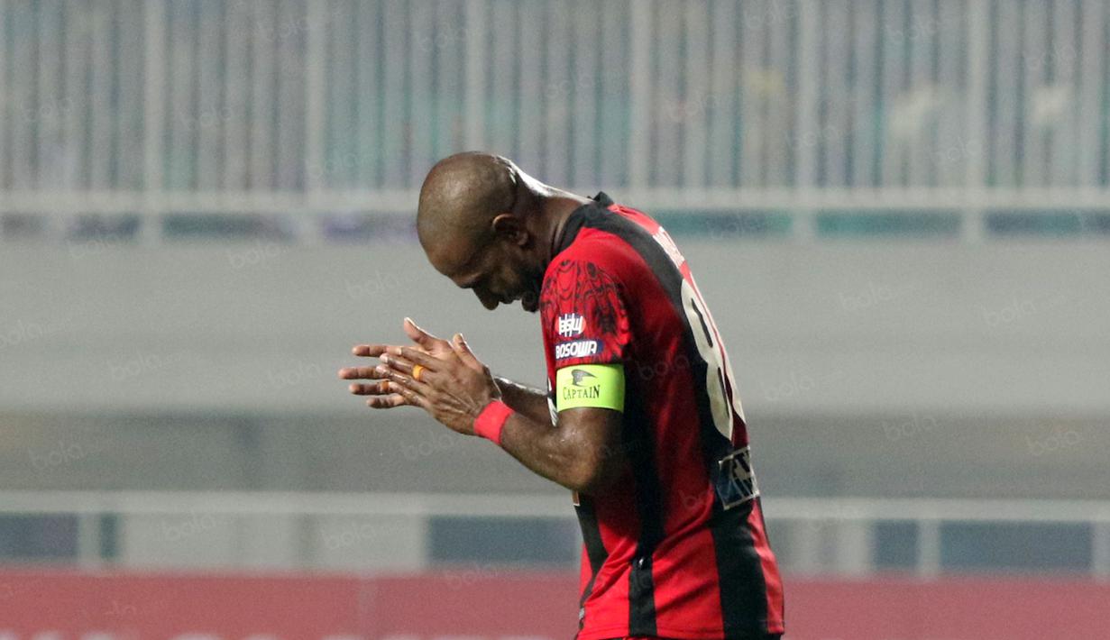 Boaz Solossa merayakan gol saat melawan PS TNI pada laga Torabika SC 2016 di Stadion Pakansari, Bogor, Minggu (19/6/2016). Persipura Menang 3-1. (Bola.com/Nicklas Hanoatubun)
