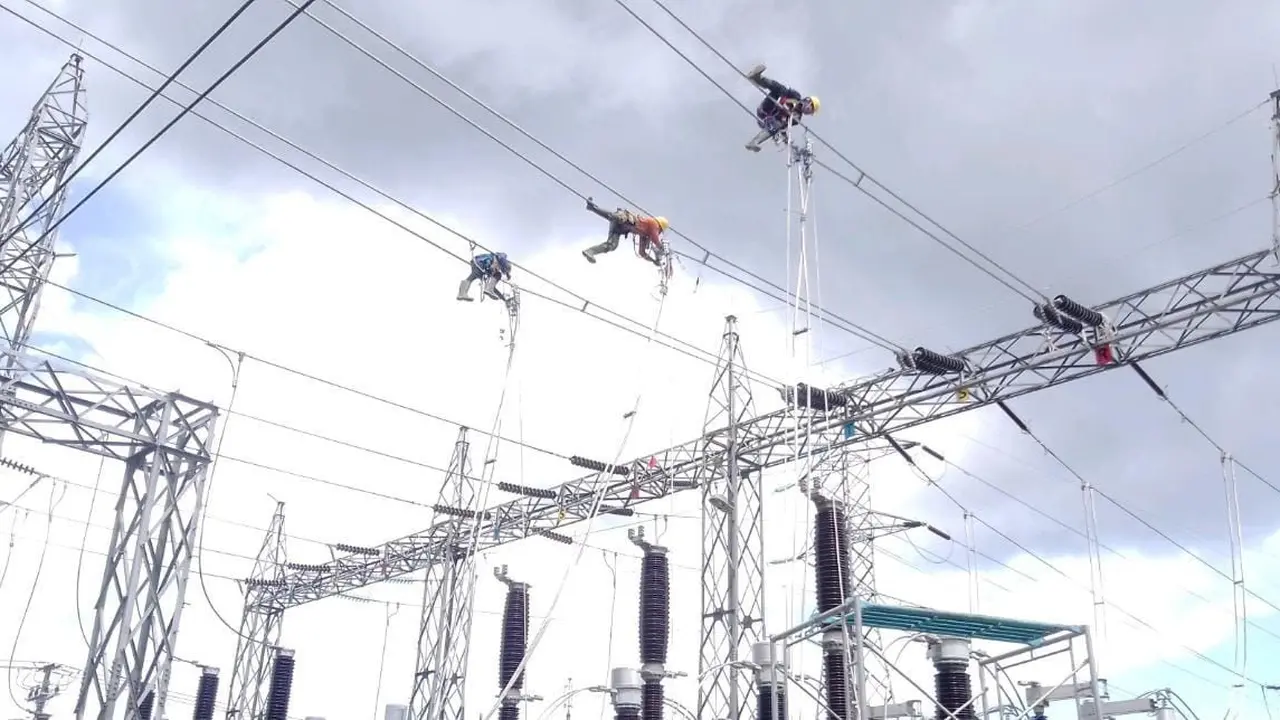 PLN memberi tegangan pertama pada proyek penggantian material transmisi utama yang berkapasitas lebih besar di jalur jaringan Sanur #2 Gardu Induk (GI) 150 kV Gianyar dan Jalur Jaringan Gianyar #2 Gardu Induk 150 kV Sanur. (Dok PLN)
