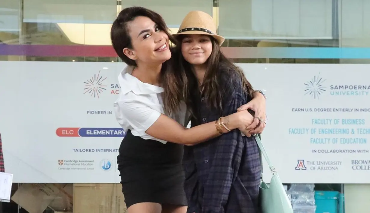 Gaya ibu dan anak ini juga kekinian banget. Bahkan, tidak sedikit warganet yang mengatakan kalau keduanya bak kakak dan adik. Chloe yang kini sudah ABG pun makin fashionable. Meski masih berusia 11 tahun, pesonanya yang blasteran Australia itu sudah terpancar. (Liputan6.com/IG/@melaney_ricardo)
