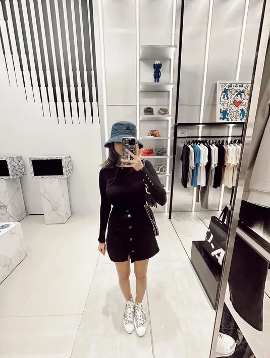 Mirror selfie manis ala Azizah Salsha. Ia tampil dengan atasan lengan panjang dengan rok hitam berkancing depan. Ia padu padankan penampilannya dengan bucket hat, shoulder bag, dan sneakers putih. [Foto: Instagram/azizahsalsha_]