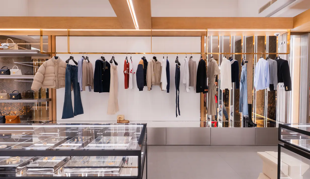 Toko pop-up ini berfungsi sebagai destinasi ritel sementara selama butik utama CELINE di Plaza Indonesia direnovasi. [Celine]