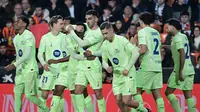 Penyerang Barcelona asal Spanyol Ferran Torres (tengah) merayakan gol pertamanya bersama rekan setimnya selama pertandingan leg pertama perempat final Copa del Rey (Piala Raja) antara Valencia CF dan FC Barcelona di Stadion Mestalla di Valencia pada 6 Februari 2025.JOSE JORDAN / AFP