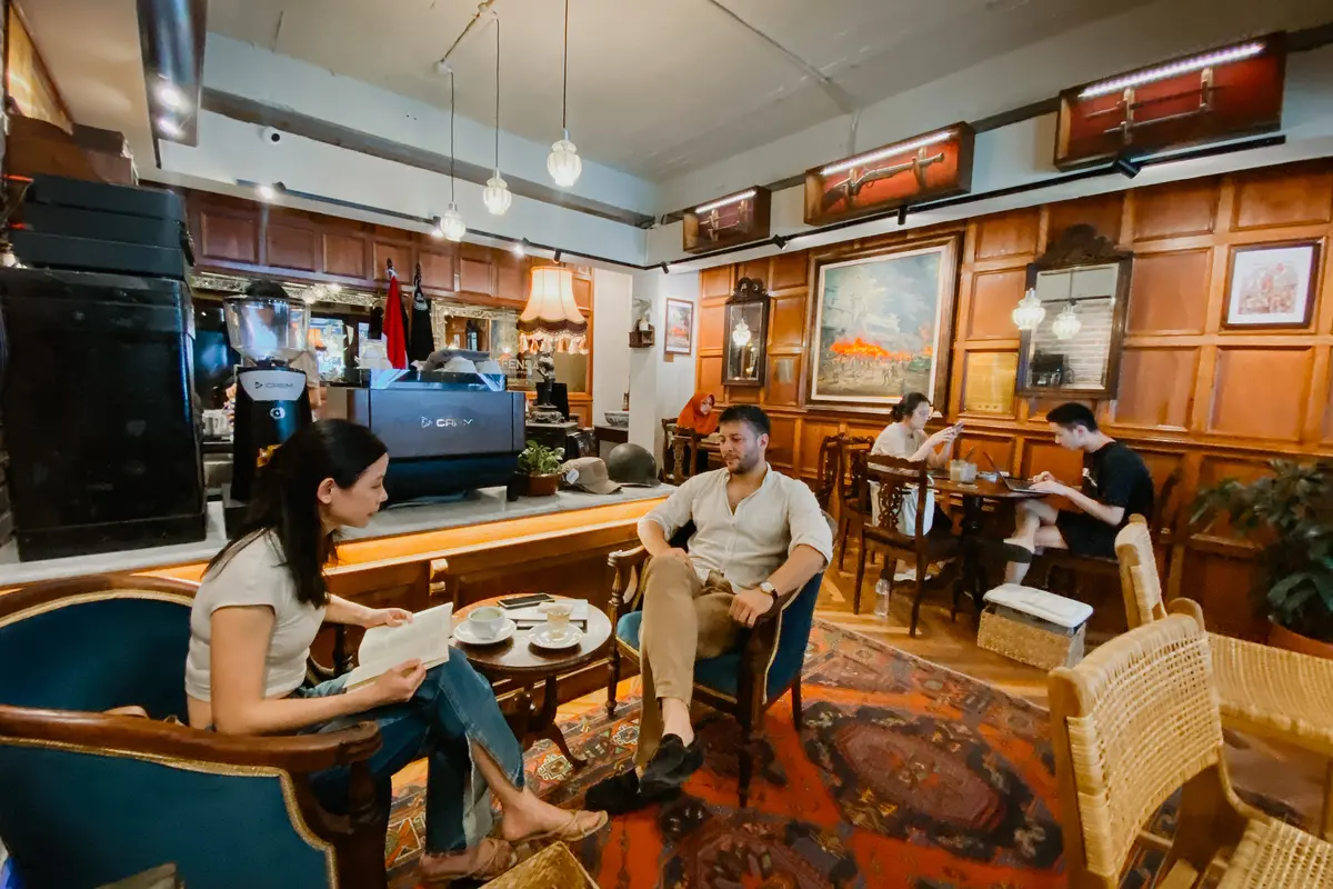 Ruangan Utama Defensa Coffee Outpost
