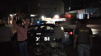 Polisi tangkap remaja perang sarung di kawasan Ciledug, Tangerang. (Kirom/Merdeka.com)