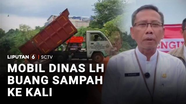 Mobil operasional Dinas Lingkungan Hidup Jakarta terpotret warga membuang sampah ke bantaran Kali Pesanggrahan, Jakarta Selatan. Viral di media sosial, pihak Dinas Lingkungan Hidup meminta maaf dan menutup area tempat pembuangan sampah secara permane...