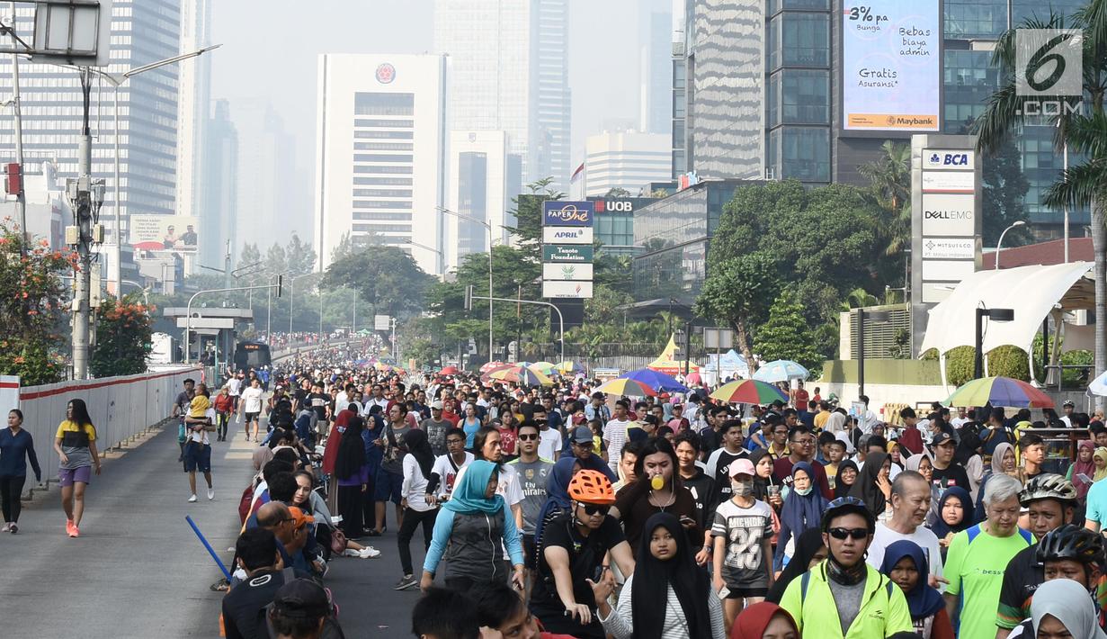 Warga berolahraga saat Car Free Day di Jalan MH Thamrin, Jakarta, Minggu (16/6/2019). Pemprov DKI Jakarta kembali memberlakukan HBKB atau car free day di Jalan MH Thamrin dan Jalan Jenderal Sudirman pascalibur lebaran setiap hari Minggu mulai pukul 06.00 - 11.00 WIB. (Liputan6.com/Angga Yuniar)