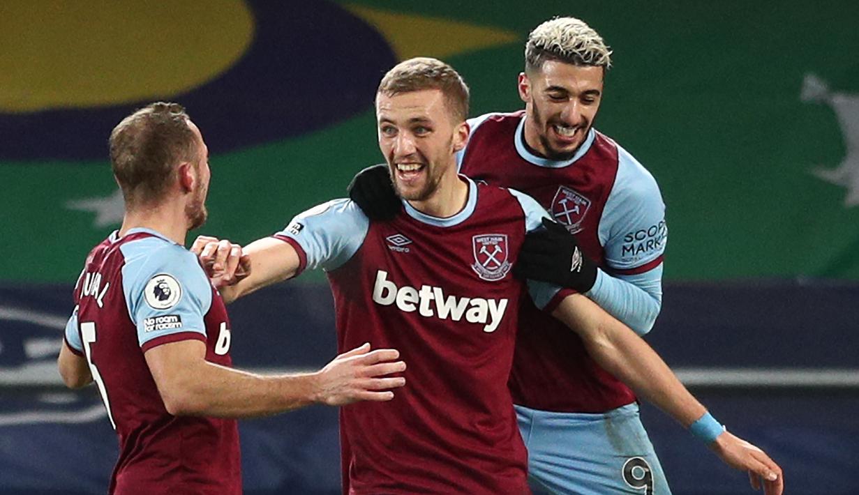 Gelandang West Ham United, Tomas Soucek (tengah) melakukan selebrasi bersama rekan setim usai mencetak gol ke gawang Everton dalam laga lanjutan Liga Inggris 2020/21 pekan ke-17 di Goodison Park, Jumat (1/1/2021). West Ham United menang 1-0 atas Everton. (AFP/Jan Kruger/Pool)