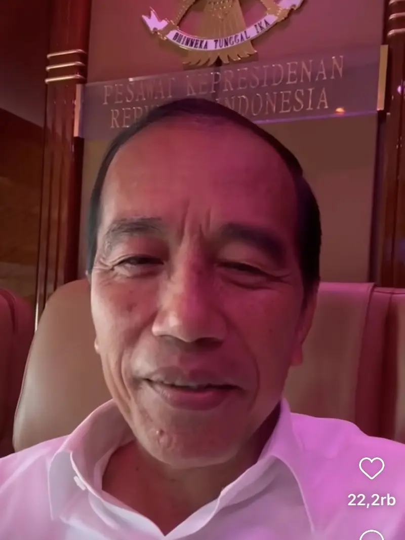 Presiden Joko Widodo (Jokowi) nge-vlog di pesawat kepresidenan saat hendak bertolak  ke Balikpapan, Kalimatan Timur, Senin (3/6/2024).