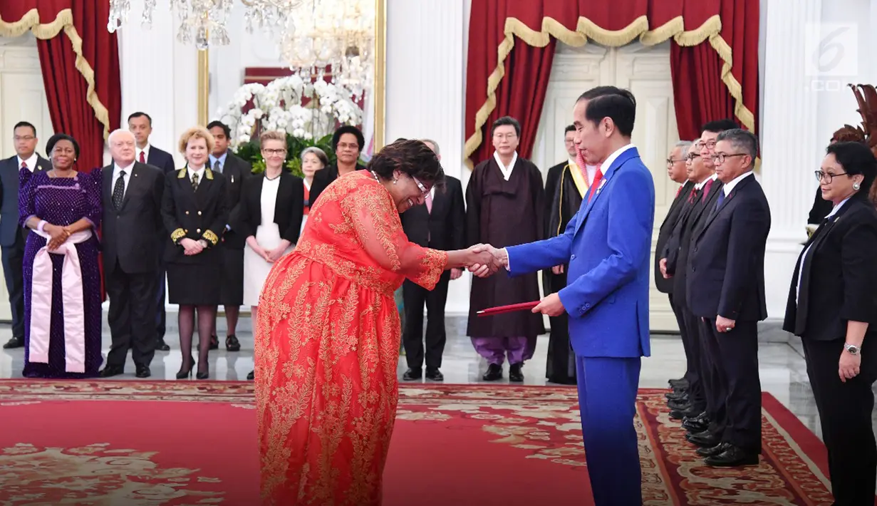 Presiden Jokowi menerima surat kepercayaan dari 11 Dubes Luar Biasa dan Berkuasa Penuh (LBBP), Jakarta, Rabu (4/4). Penyerahan ini menandai dimulainya penugasan resmi dari para dubes di Indonesia. (Liputan6.com/Pool/Biro Pers Setpres)