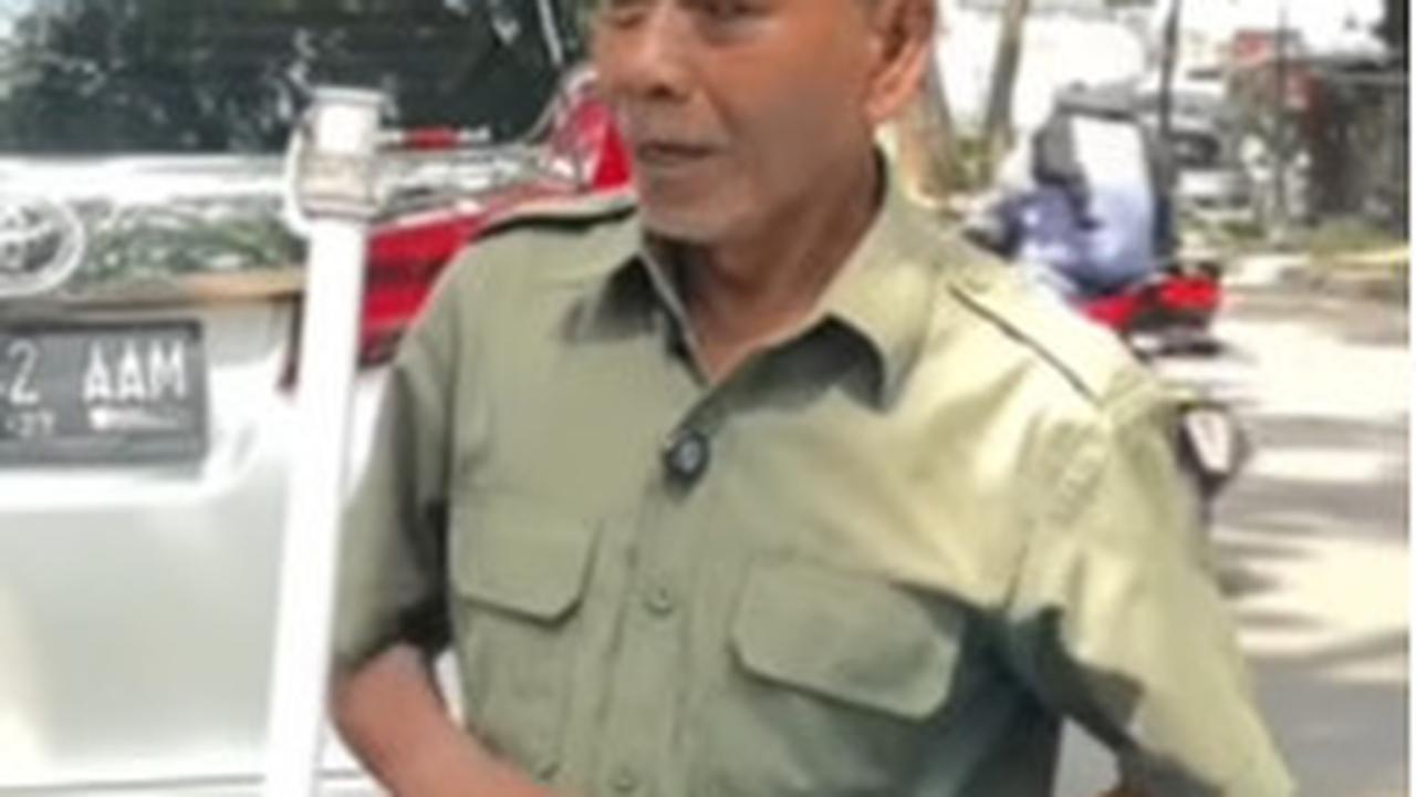 Sosok Pedagang Es Cincau ini Kuasai 4 Bahasa Asing