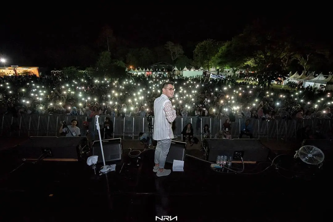 Afgan tampil dan penonton memberikan dukungan dengan cara menyalahan lampu dari telepon genggamnya masing-masing. (Instagram.com/afgansyah)reza