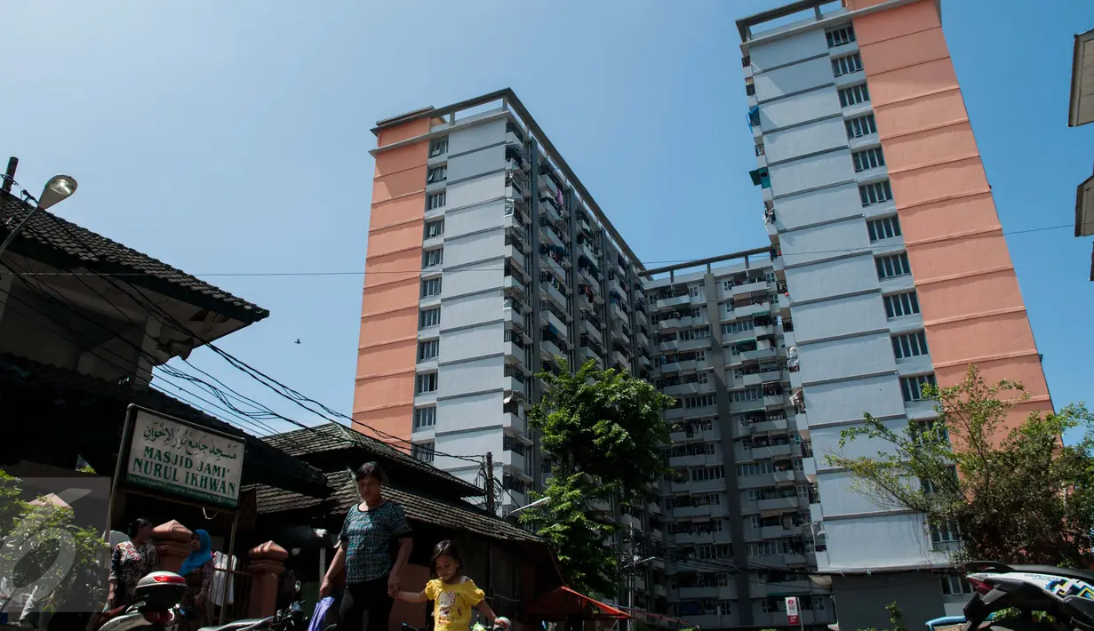 Suasana disekitar rumah susun Tambora, Jakarta, Jumat (17/2). Pemerintah Provinsi (Pemprov) DKI Jakarta berencana menambah 4.000 unit yang dibangun pada tahun 2017 ini. (Liputan6.com/Gempur M. Surya)
