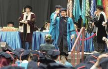 7 Momen Bahagia Tommy Kurniawan saat Jalani Wisuda S1, Kini Resmi Sandang Gelar Sarjana Komputer