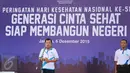 Wakil Presiden Jusuf Kalla memberikan sambutan saat acara jalan sehat memperingati puncak Hari Kesehatan Nasional Ke-51 di Silang Monas, Jakarta, Minggu (6/12/2015). Acara tersebut dihadiri sebanyak 2000 peserta. (Liputan6.com/Faizal Fanani)