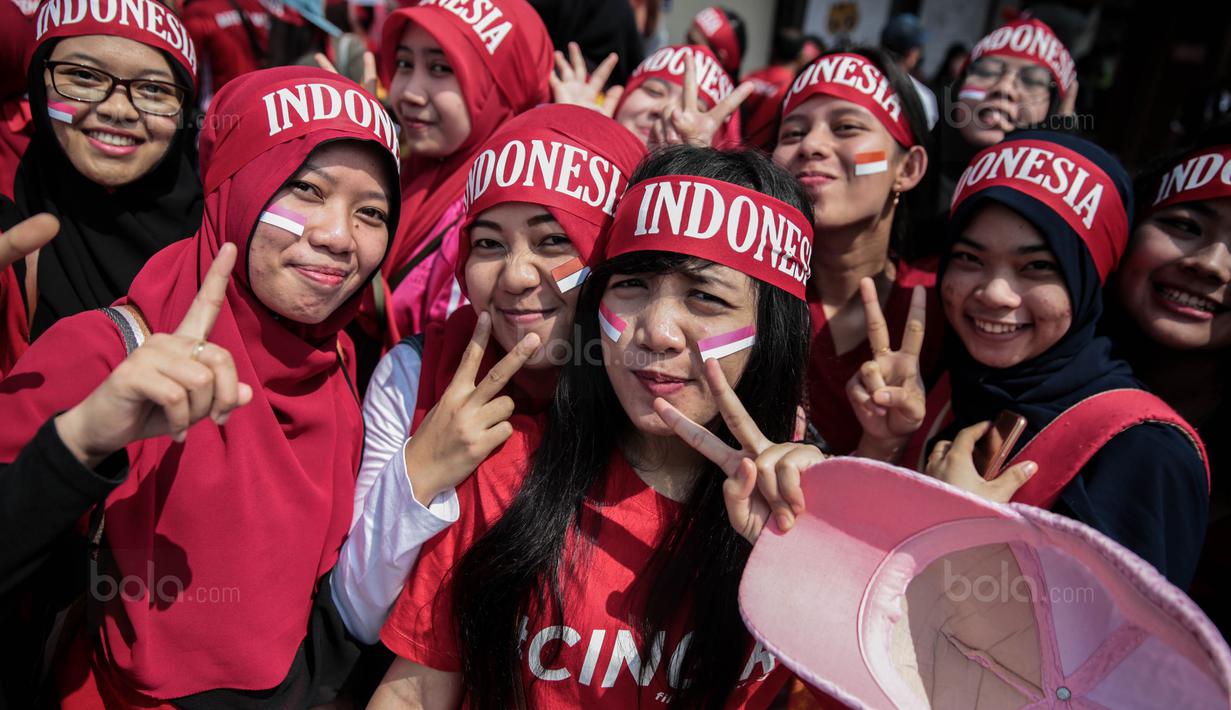 Sejumlah suporter cantik mendukung Timnas Indonesia yanag melawan Timor Leste pada laga SEA Games di Stadion MPS, Selangor, Minggu (20/8/2017). Indonesia menang 1-0 atas Timor Leste. (Liputan6/Faizal Fanani)