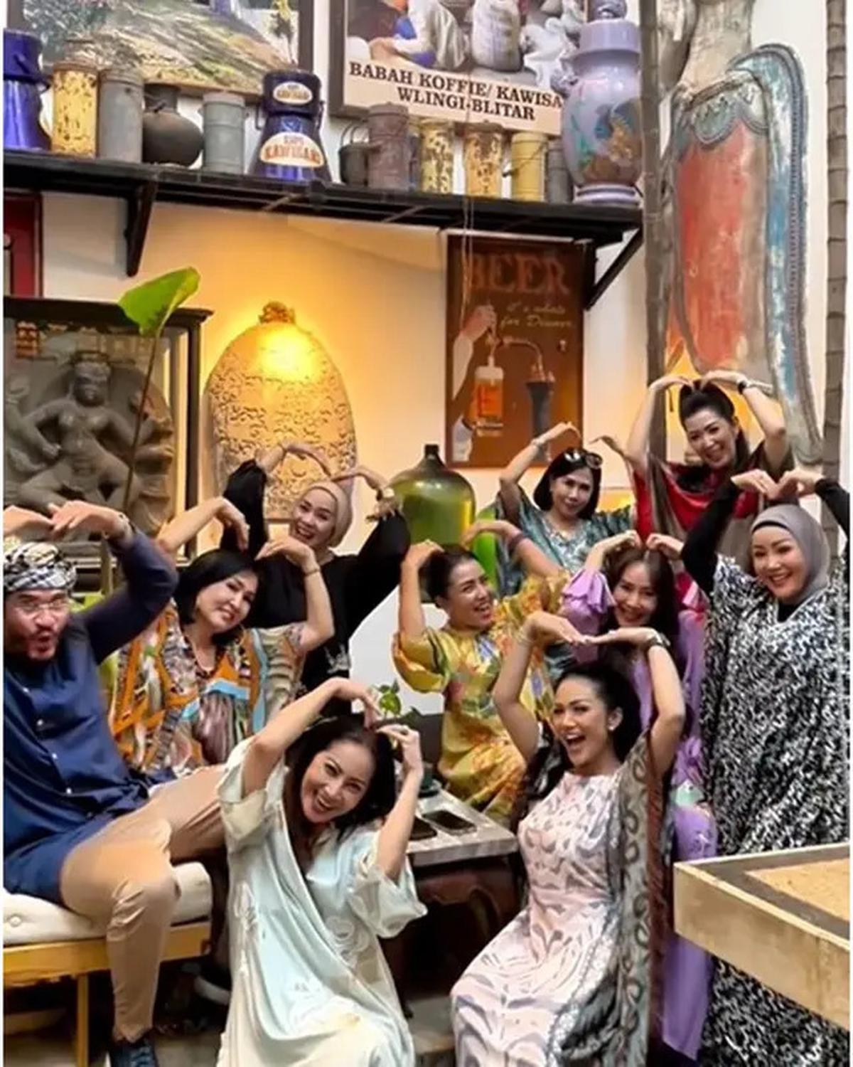 6 Potret Geng Arisan Kepompong Bukber, Gaya Glamor Krisdayanti hingga Mayangsari