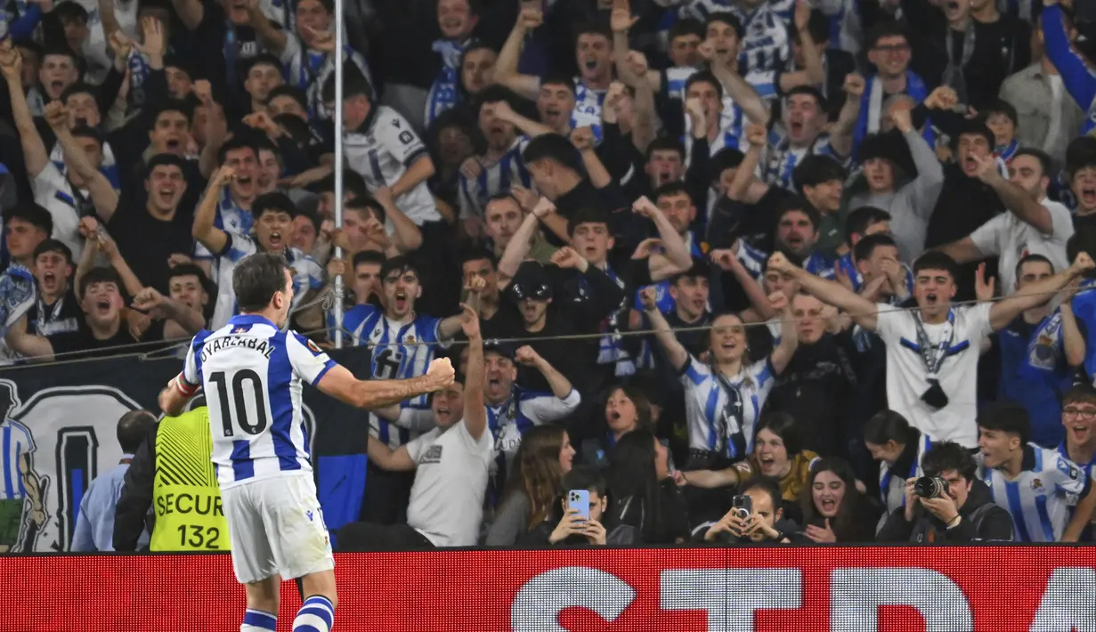 Pemain Real Sociedad, Mikel Oyarzabal melakukan selebrasi setelah mencetak gol penyeimbang 1-1 melalui tendangan penalti ke gawang Manchester United dalam laga leg 1 babak 16 besar Liga Europa 2024/2025 di Anoeta Stadium, San Sebastian, Spanyol, Jumat (07/03/2025) dini hari WIB. (AP Photo/Miguel Oses)
