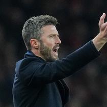 Pelatih Manchester United, Michael Carrick, memberi isyarat dari tepi lapangan saat pertandingan Liga Inggris melawan Arsenal di Emirates Stadium, Minggu (25/1/2026). (AP Photo/Kirsty Wigglesworth)